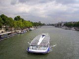 Par_07 - tourist boat on the Seine river